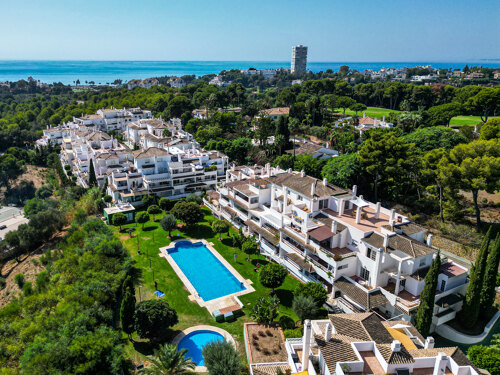 - Modern 3-Bedroom- 2 Contemporary Bathrooms- Private parking space underground - Dedicated storage unit - Fully Furnished- Renovated 2025- South east facing - sunny orientation - Partial Sea Views- Close to Golf- Move-In Ready