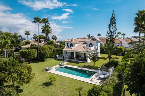 Property Highlights:- Luxury villa in Estepona- Fully renovated 2024- Six bedrooms, four bathrooms- Modern Scandinavian design- Smart home technology- Private heated pool- Southwest-facing garden- Walking distance to beach- Gaggenau kitchen appliances- Near golf and Puerto Banús