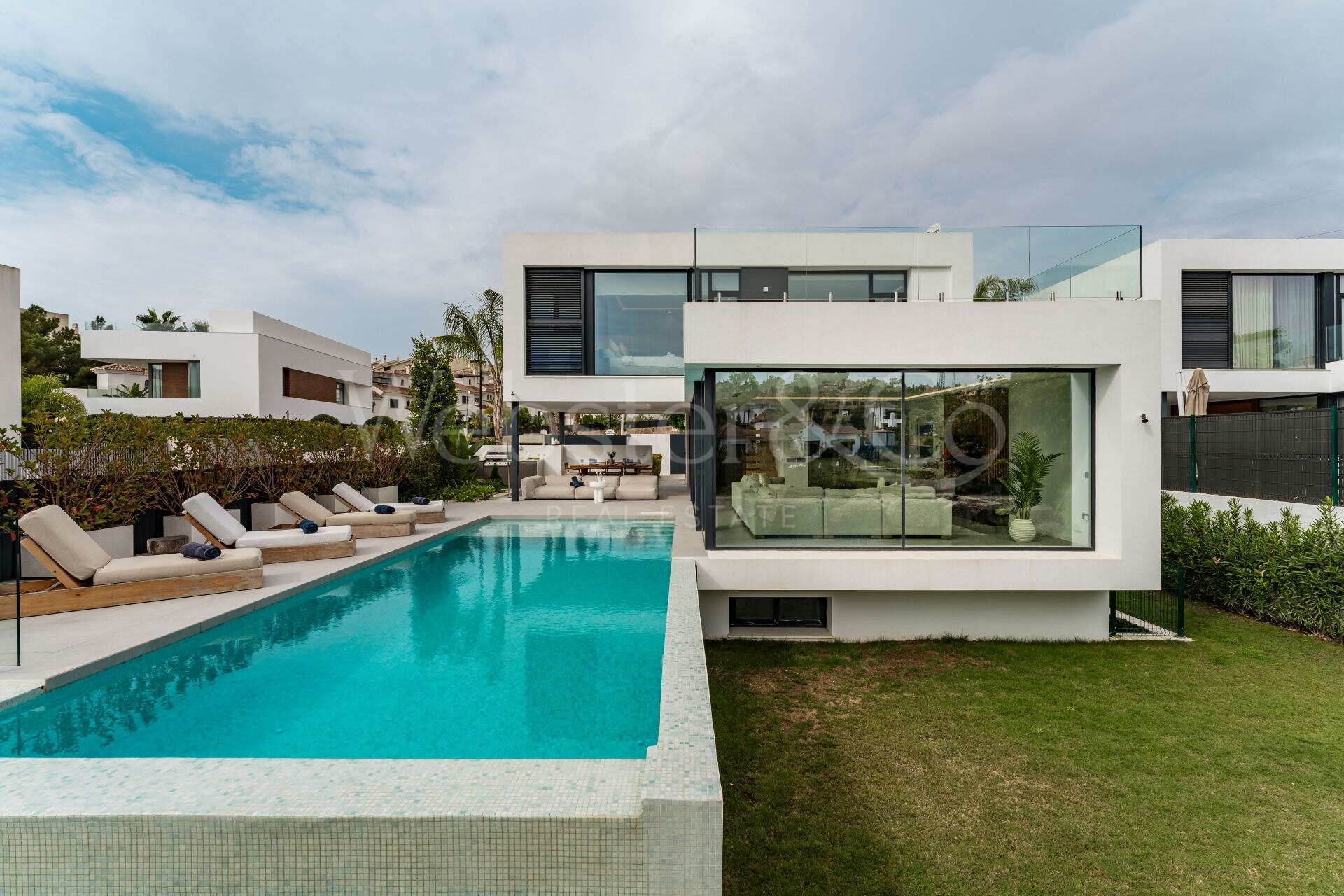 Villa Belle - Frontline Golf Home in El Paraiso