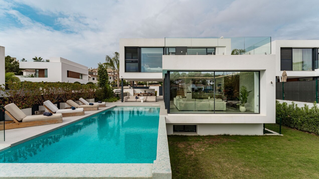 Villa Belle - Frontline Golf Home in El Paraiso