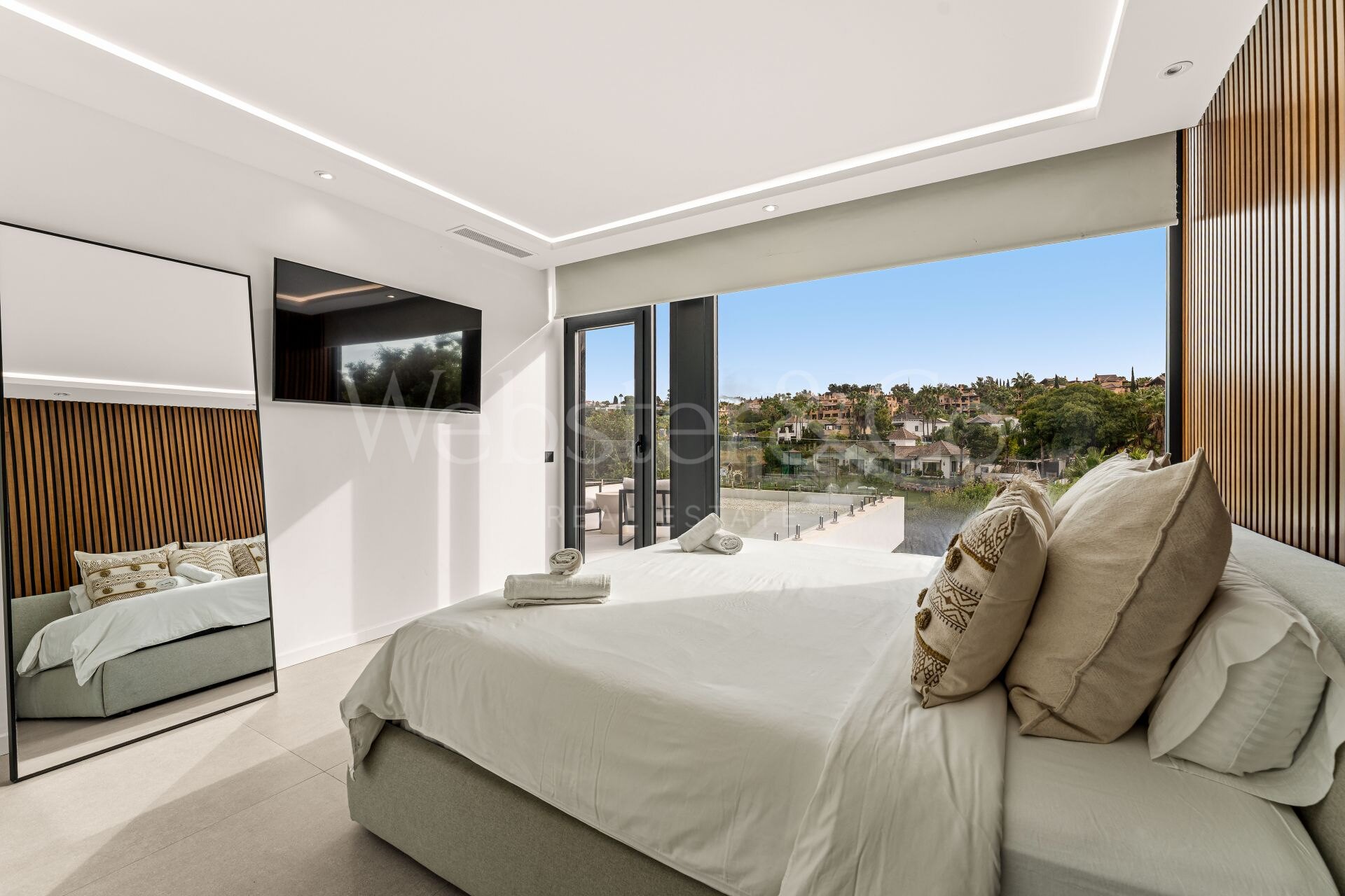 Villa Belle - Frontline Golf Home in El Paraiso