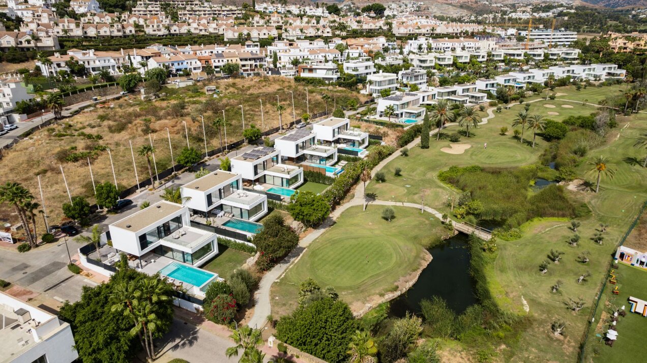 Villa Belle - Frontline Golf Home in El Paraiso
