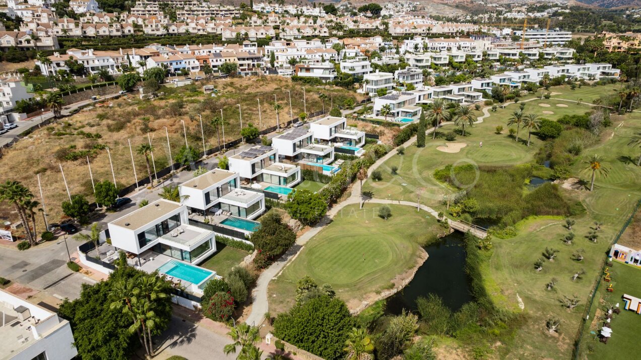 Villa Belle - Frontline Golf Home in El Paraiso