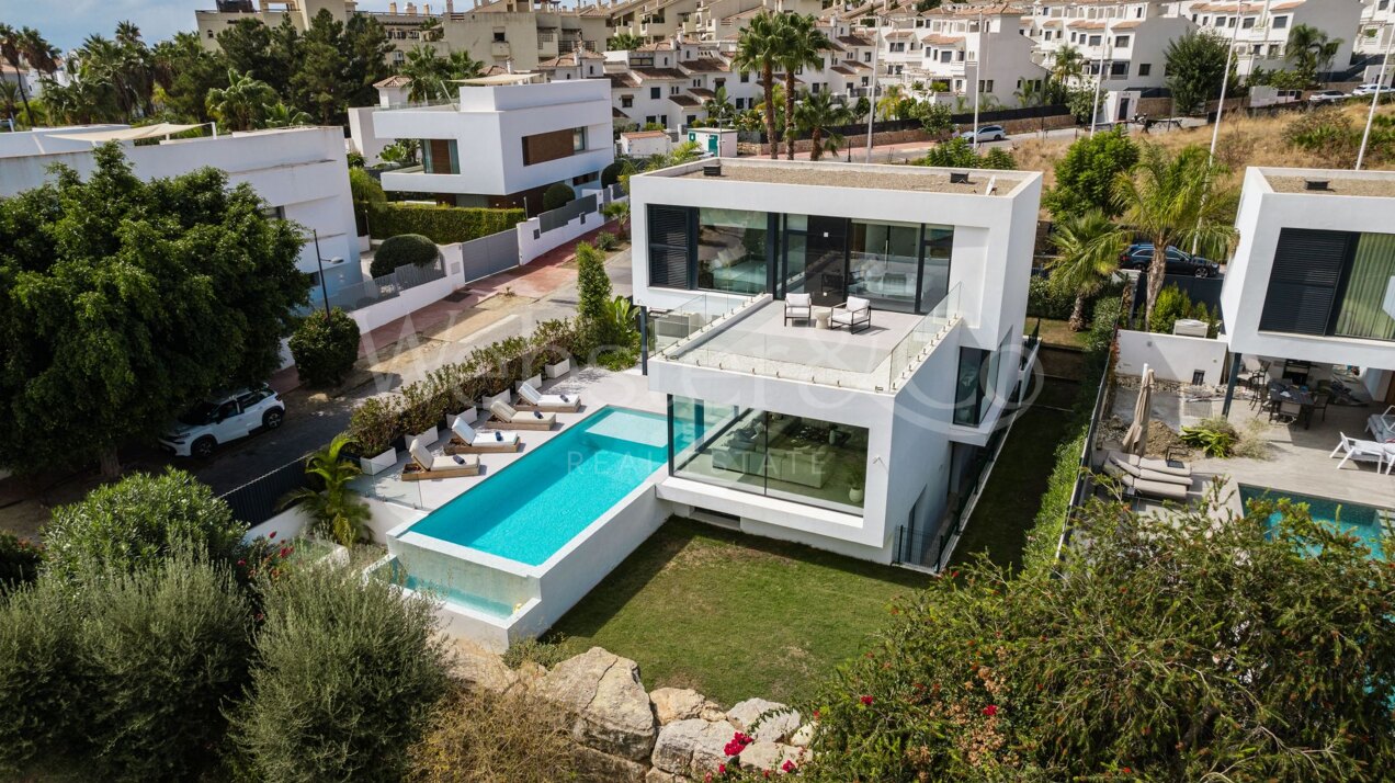 Villa Belle - Frontline Golf Home in El Paraiso