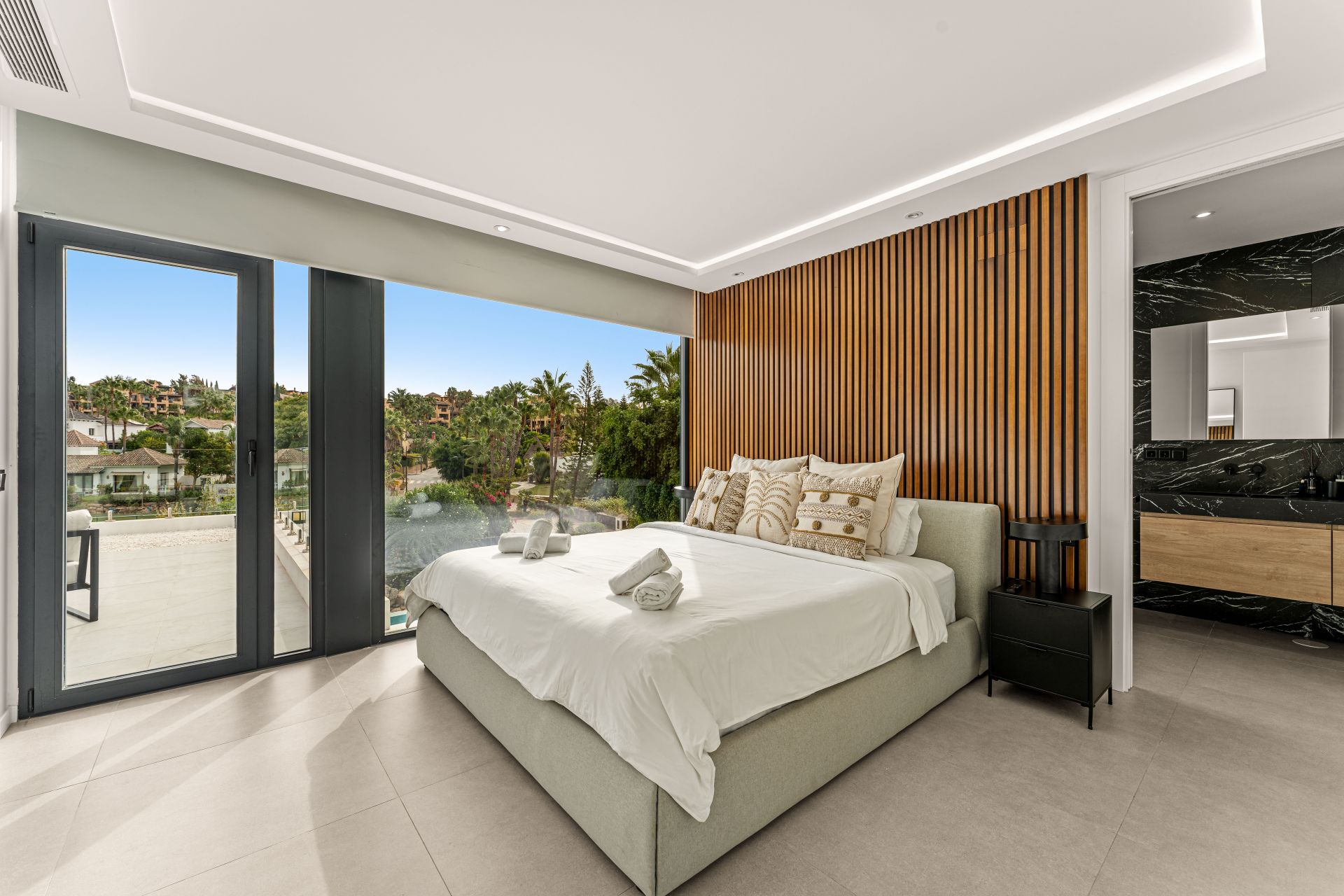Villa Belle - Frontline Golf Home in El Paraiso