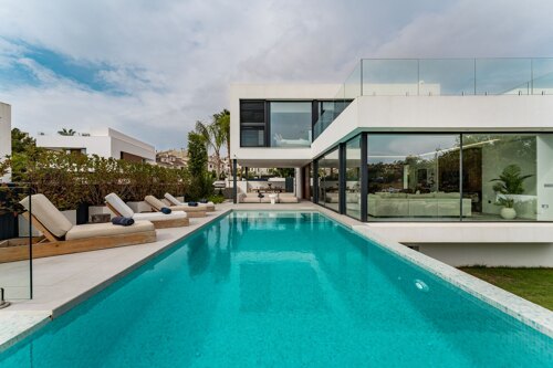 Property Highlights:- Luxury villa in El Paraiso- Modern architecture 2023- Five-bedroom golf villa- Miele-equipped kitchen- Private saltwater pool- Smart-home technology- South-facing terraces- Cinema and guest suite- Outdoor kitchen & BBQ- Close to Marbella & beaches