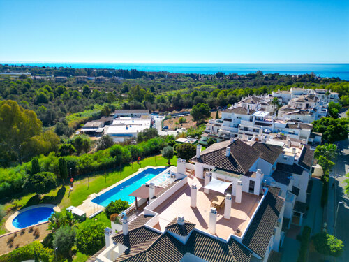 Property Highlights:- Panoramic sea views- Prestigious Río Real location- 3 elegant bedrooms- 175m² of terraces- Open-plan living area- Underfloor heated bathrooms- Two underground parking spaces- Direct lift access- Three community pools- Close to beach and golf