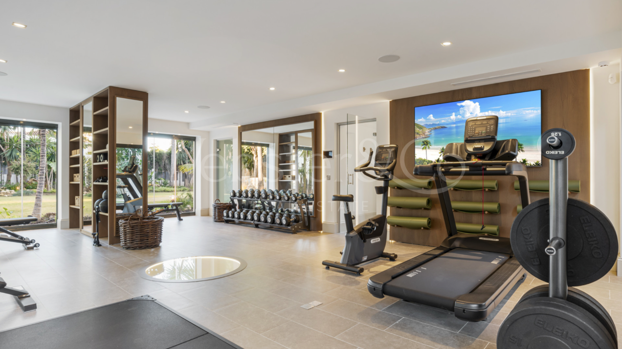 Villa Oasis - French Architecture in Golf Valley