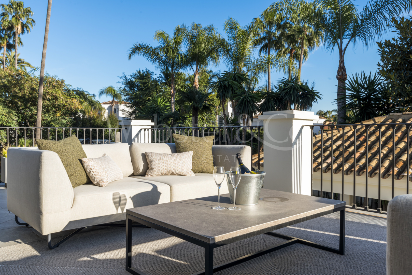 Villa Oasis - French Architecture in Golf Valley