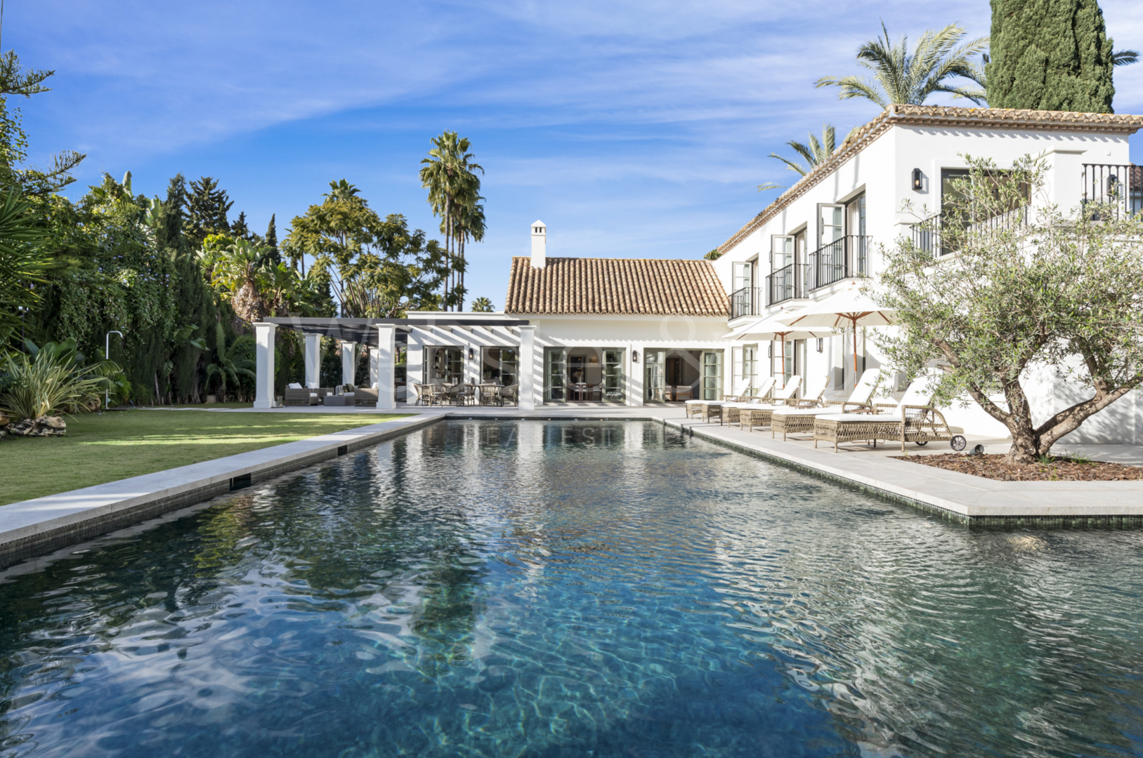 Villa Oasis - French Architecture in Golf Valley