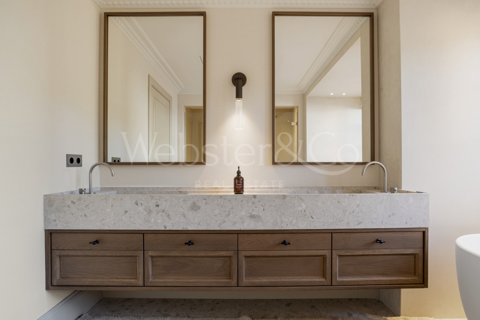 Villa Oasis - French Architecture in Golf Valley