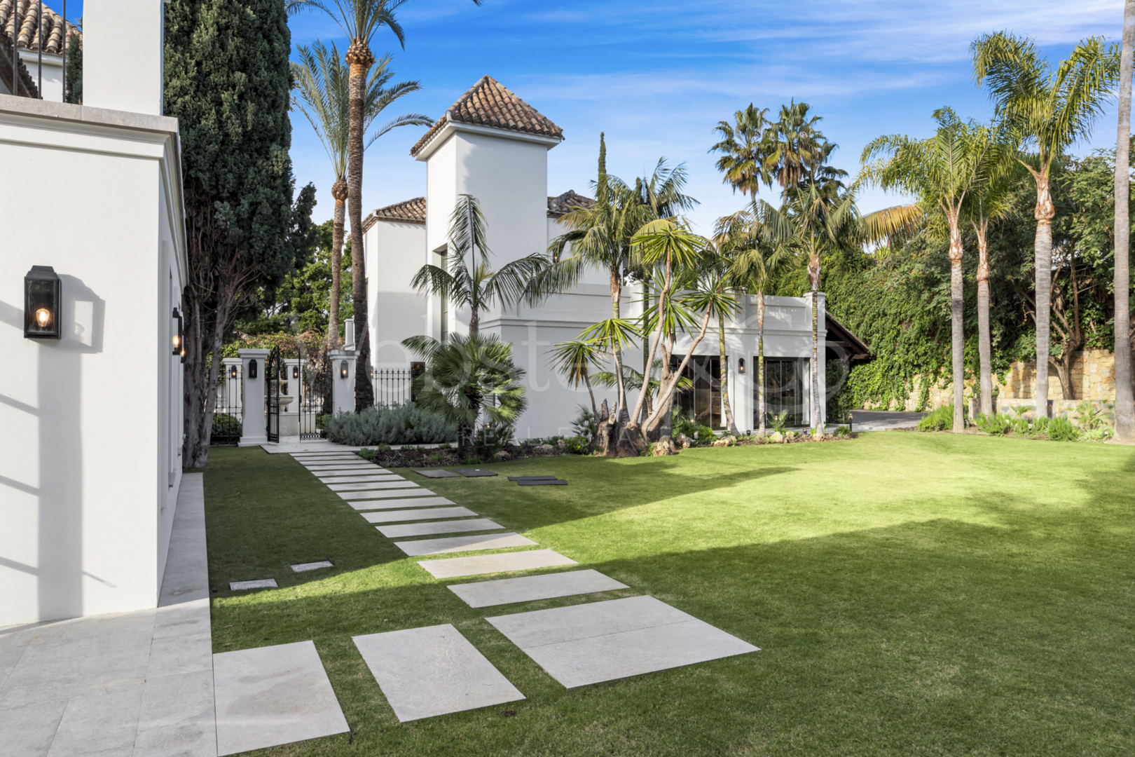 Villa Oasis - French Architecture in Golf Valley