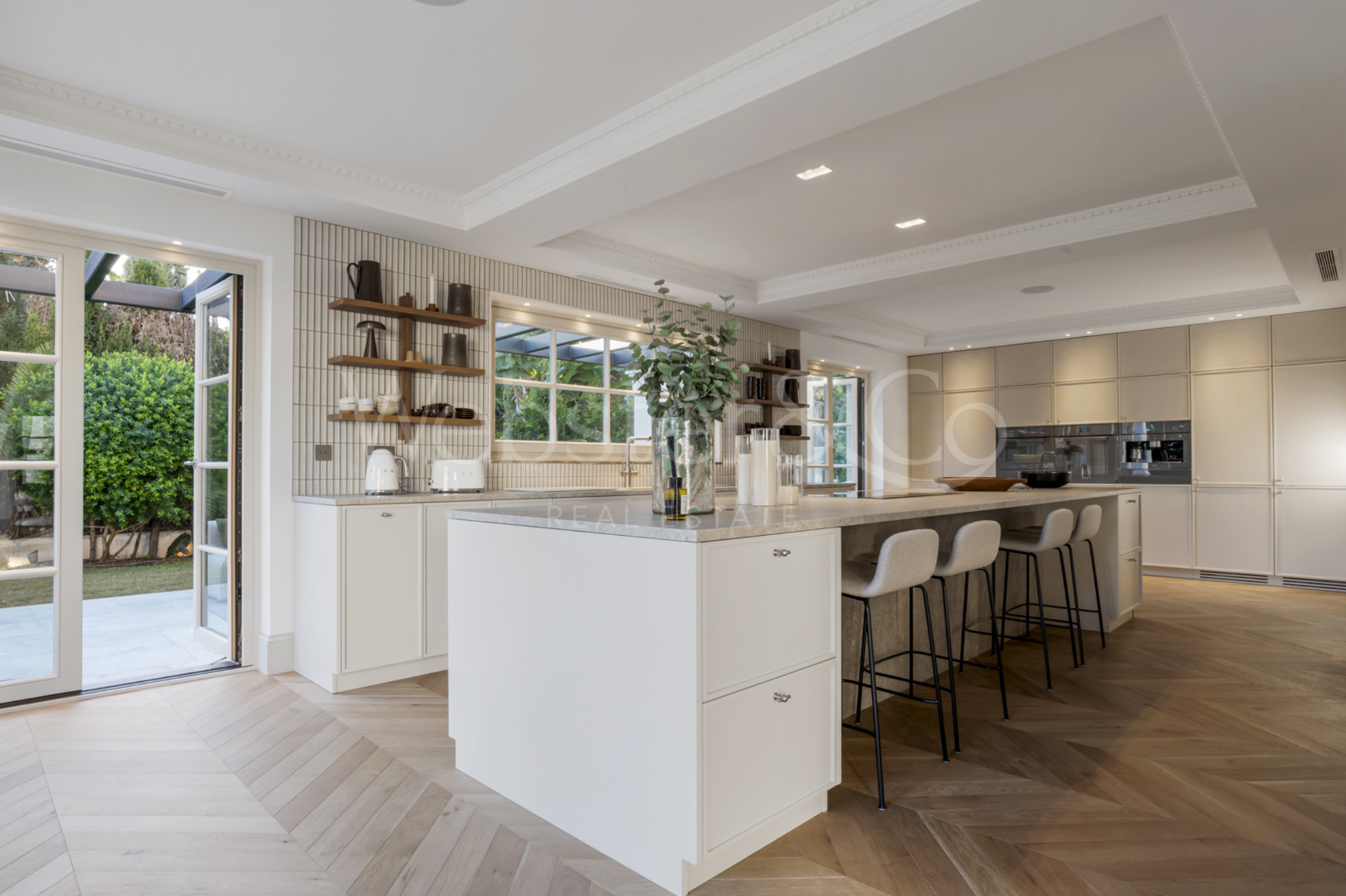 Villa Oasis - French Architecture in Golf Valley