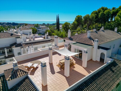 Property Highlights:- Panoramic sea views- Prime Río Real location- 3 spacious bedrooms- 175m² of terraces- Open-plan living area- Underfloor heated bathrooms- Two private parking spaces- Elevator with direct access- Three community pools- Close to beach and golf