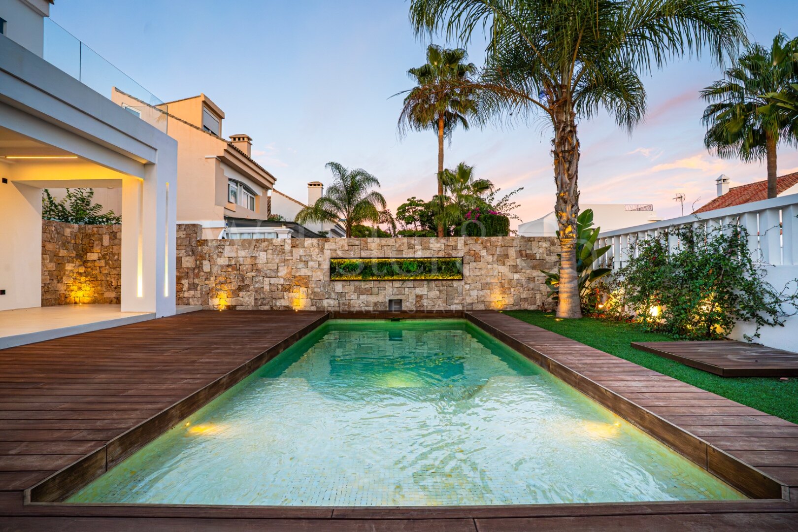 Villa Acqua - Beachside Luxury, The New Golden Mile