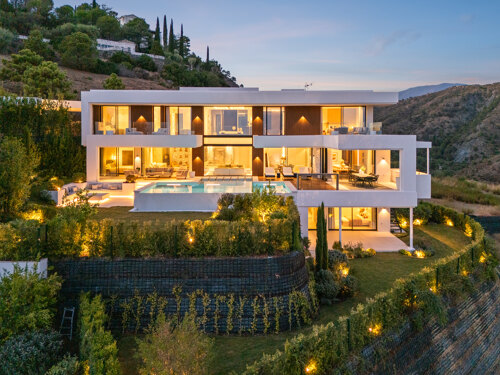 Property Highlights:- Six Bedrooms Modern Villa- Prime Benahavís Location- Gated Luxury Community- Panoramic Sea & Mountain Views- Open-Plan Living Design- Floor-to-Ceiling Glass Doors- Private Gym & Spa- Indoor & Infinity Pools- Entertainment & Cinema Room- Landscaped Gardens & Terraces