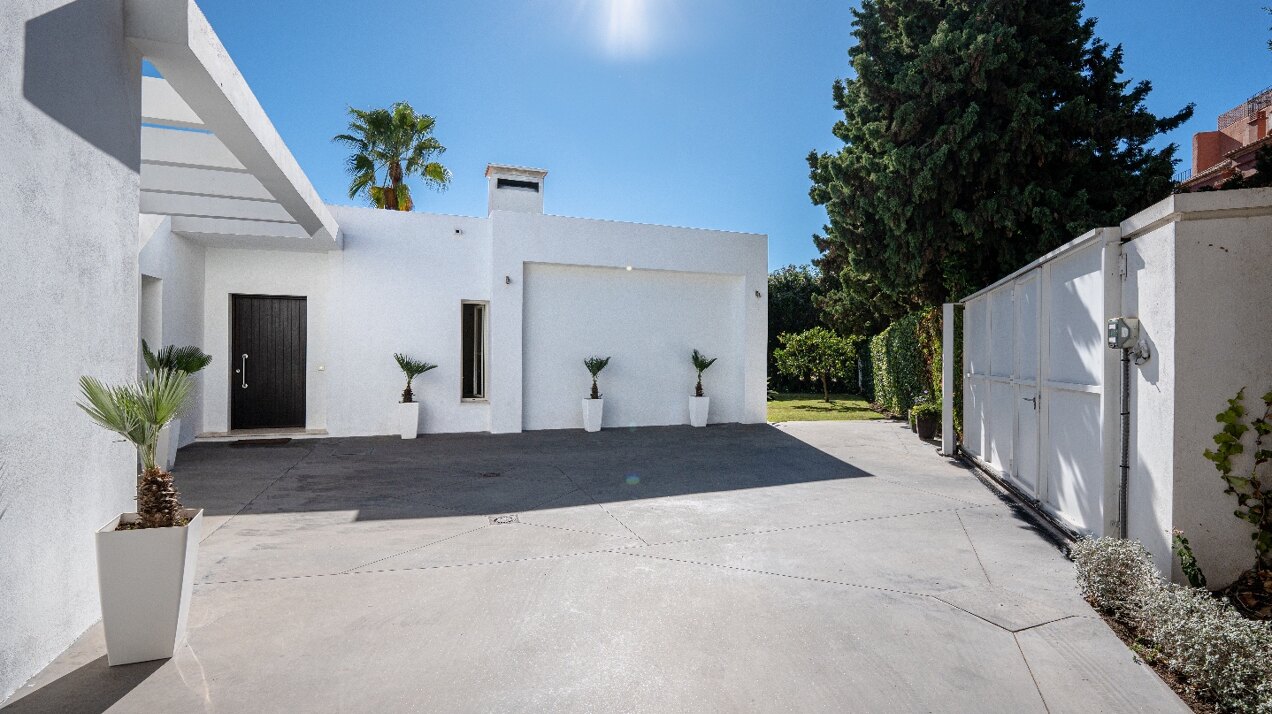 Villa Elysee - elegant living minutes from the beach