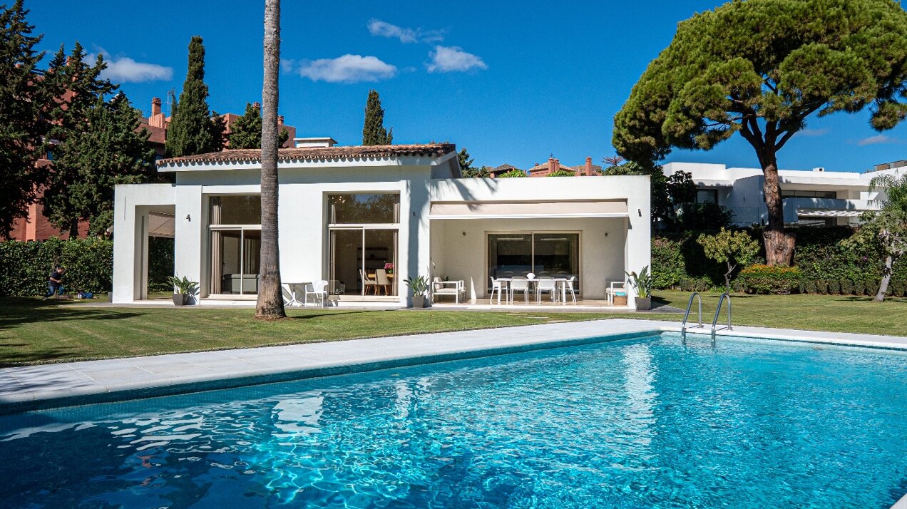 Villa Elysee - elegant living minutes from the beach