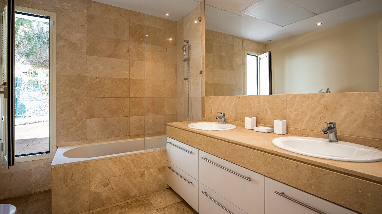 Villa Elysee - elegant living minutes from the beach