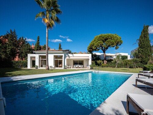 Property Highlights:- Single-storey luxury villa- 3 bedrooms, 2 bathrooms- 6m vaulted ceilings- Open-plan living design- South-facing orientation- Floor-to-ceiling windows- Private gated community- Walking distance to beach- Underfloor heating throughout- Expansion potential of 180m²