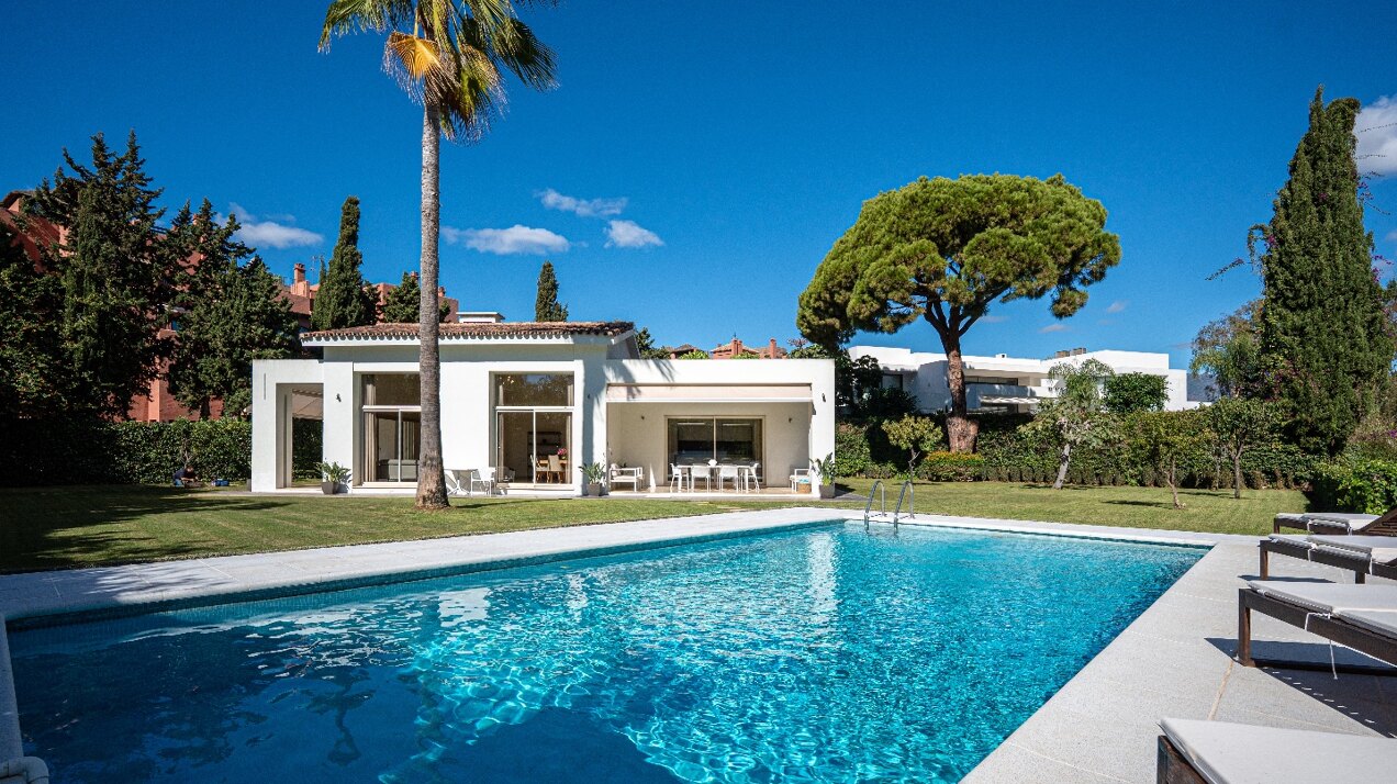 Villa Elysee - elegant living minutes from the beach