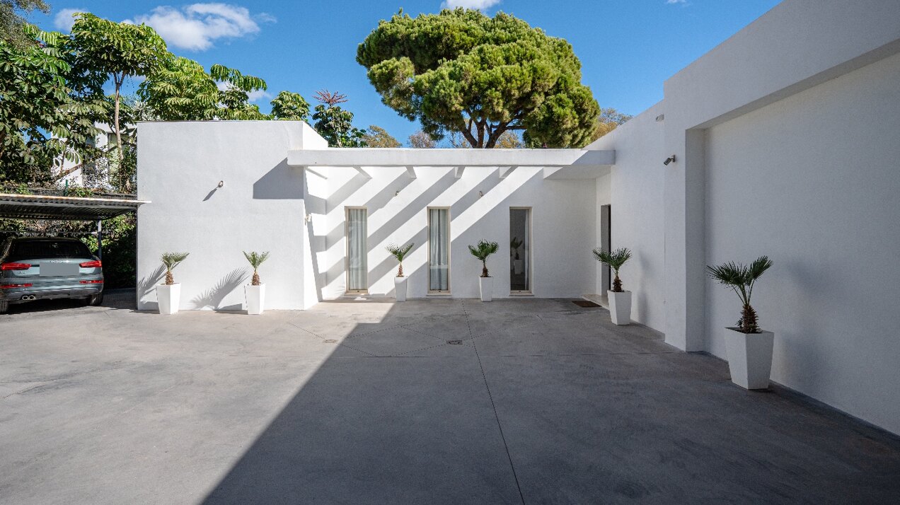 Villa Elysee - elegant living minutes from the beach