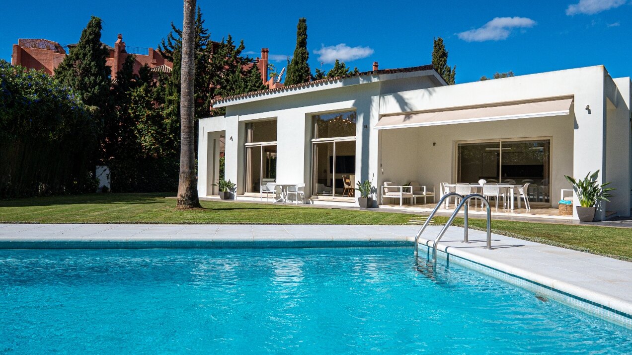 Villa Elysee - elegant living minutes from the beach