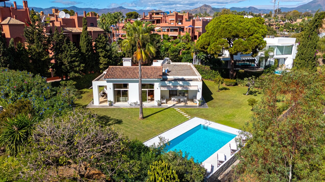 Villa Elysee - elegant living minutes from the beach
