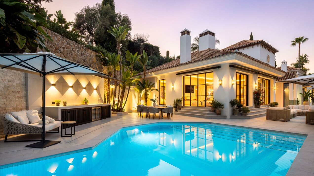 Villa Skyfall - Elegant Luxury in El Herrojo Alto