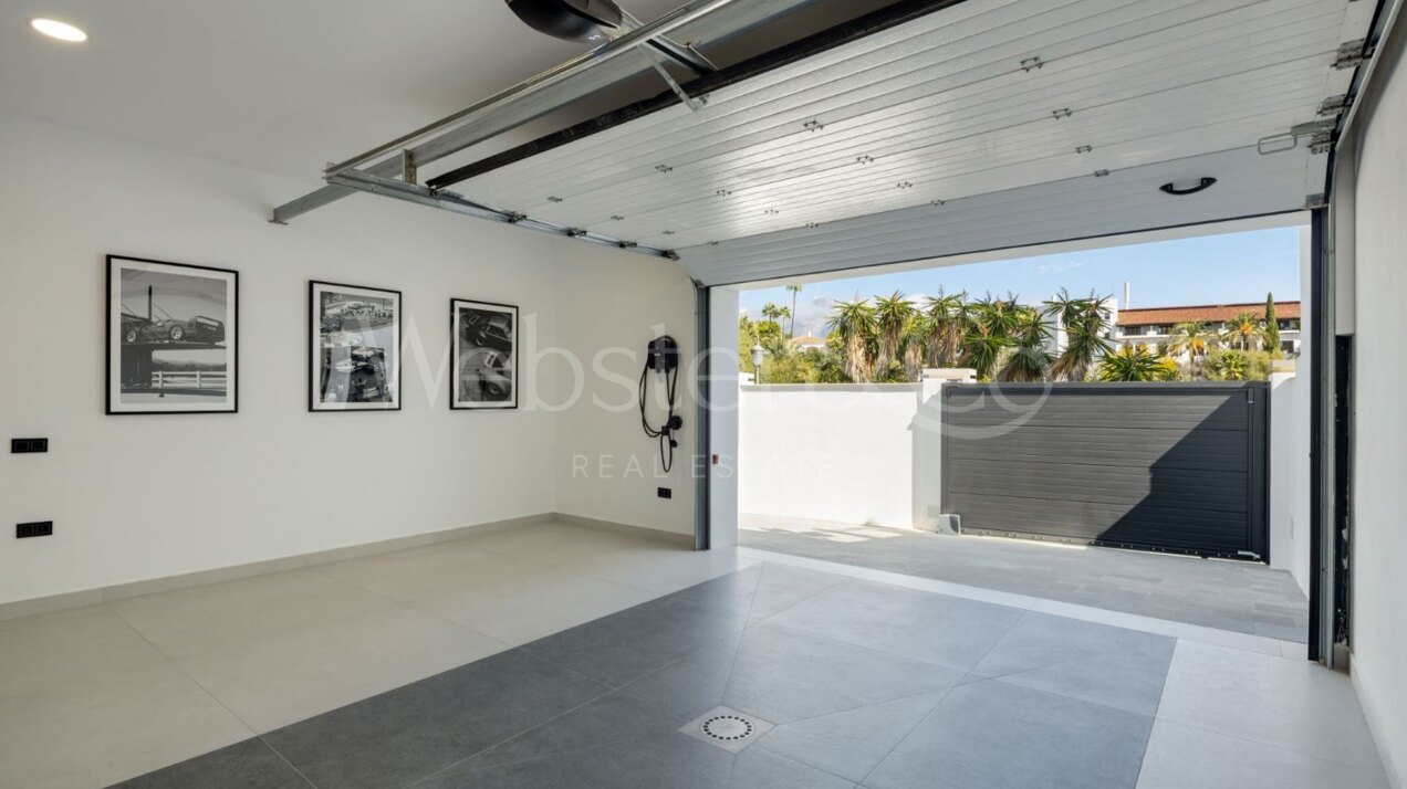 Villa Skyfall - Elegant Luxury in El Herrojo Alto