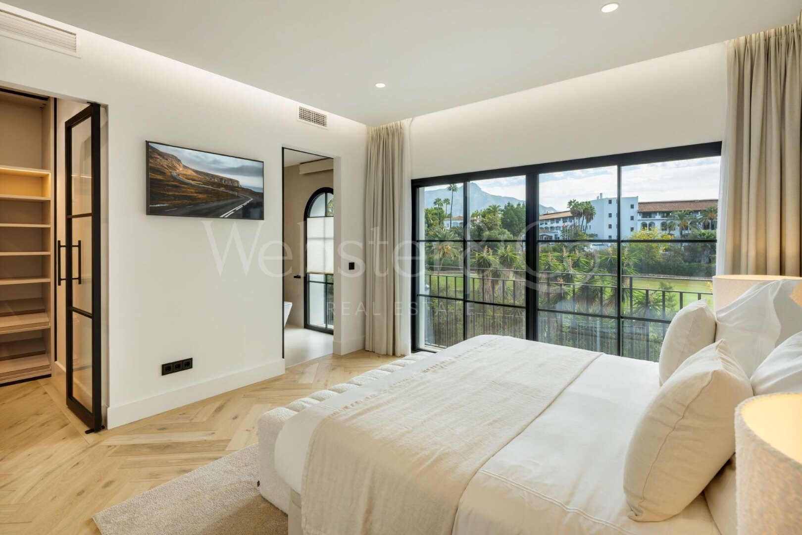 Villa Skyfall – Lujo y Elegancia en El Herrojo Alto