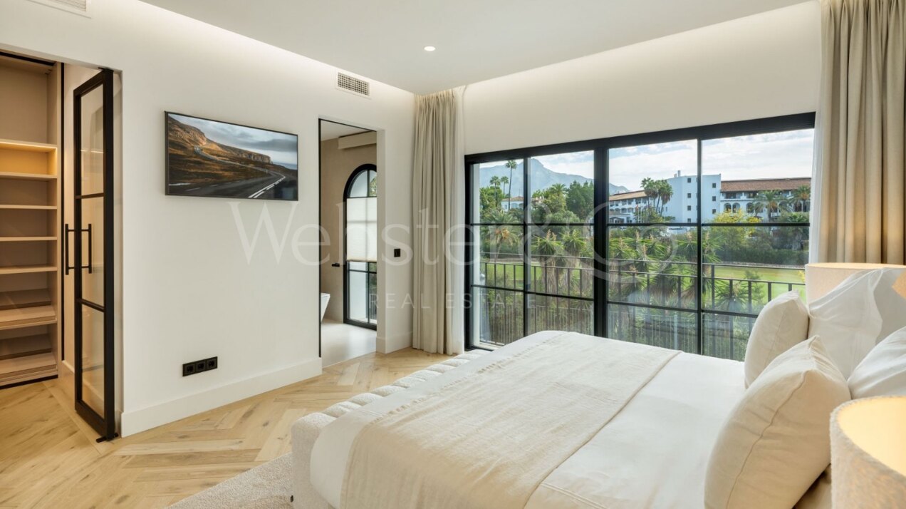 Villa Skyfall - Elegant Luxury in El Herrojo Alto