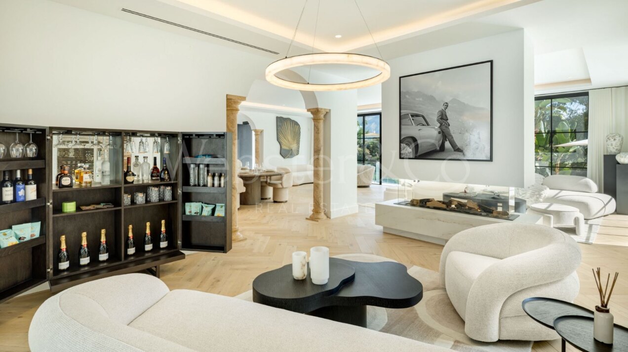 Villa Skyfall - Elegant Luxury in El Herrojo Alto