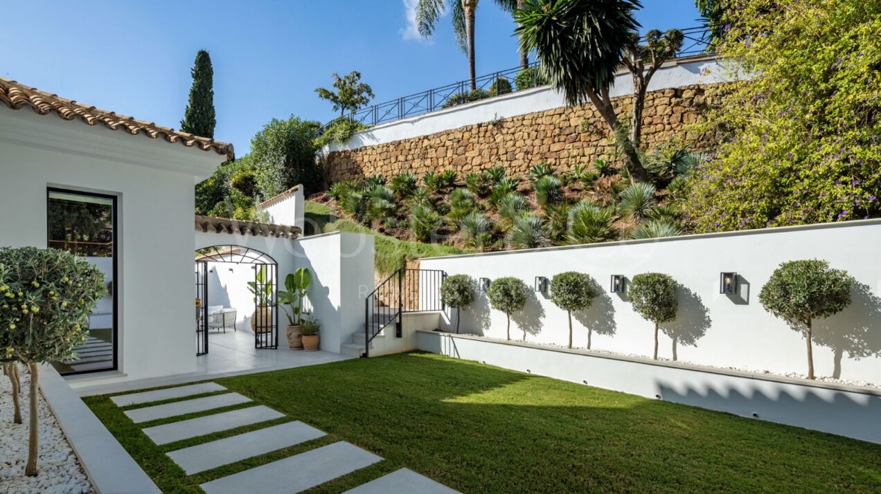 Villa Skyfall - Elegant Luxury in El Herrojo Alto