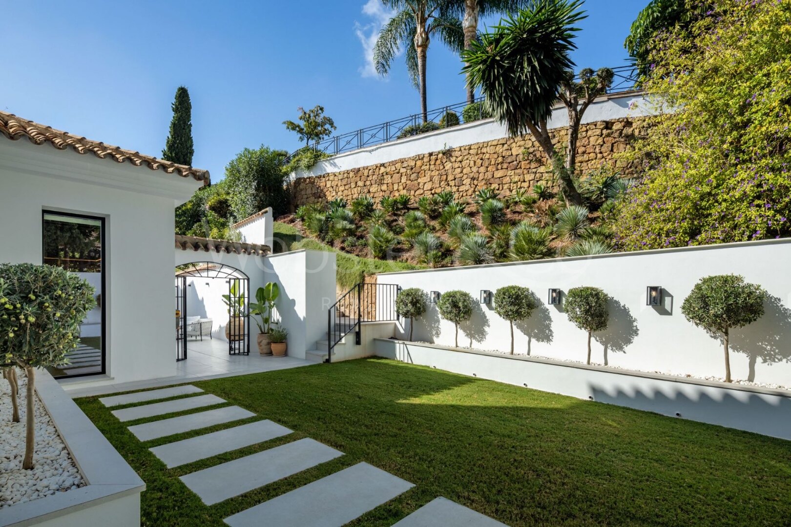 Villa Skyfall – Lujo y Elegancia en El Herrojo Alto