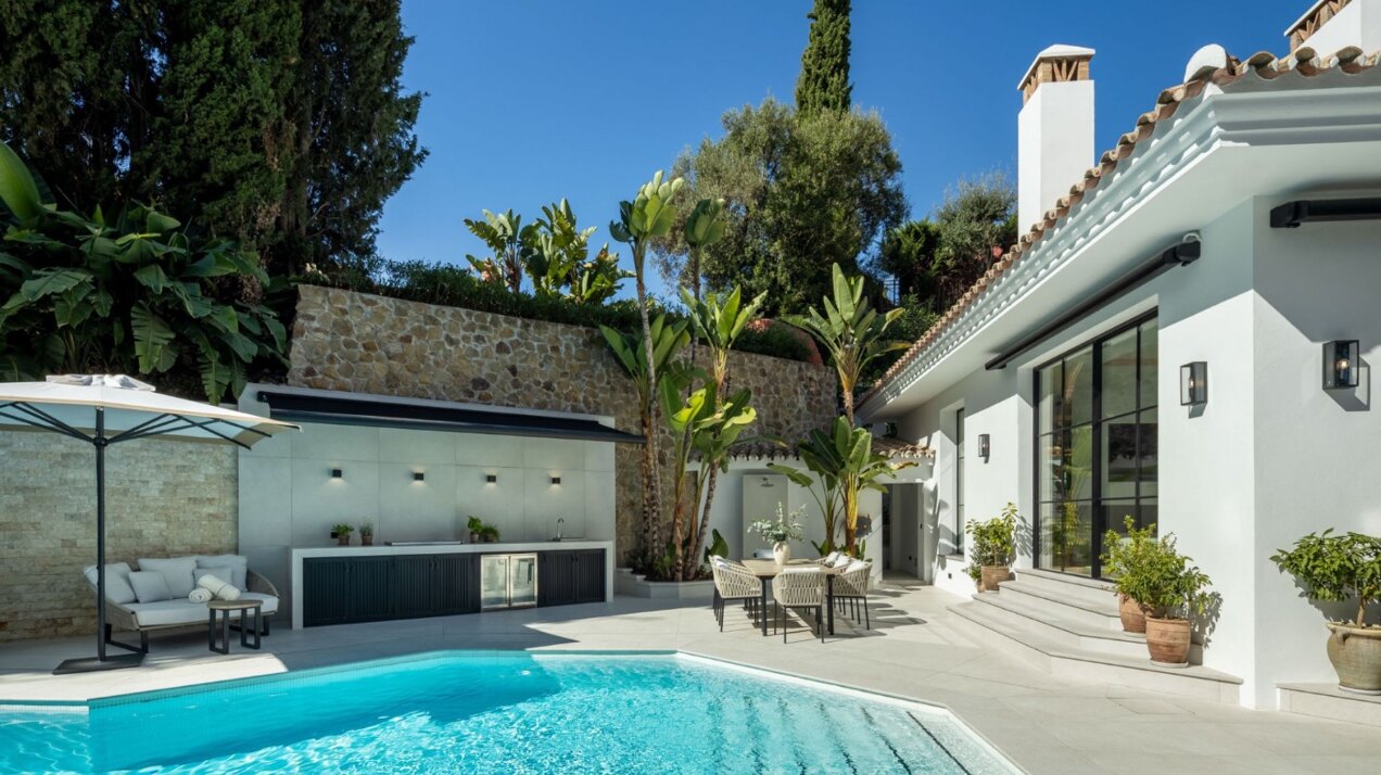 Villa Skyfall - Elegant Luxury in El Herrojo Alto