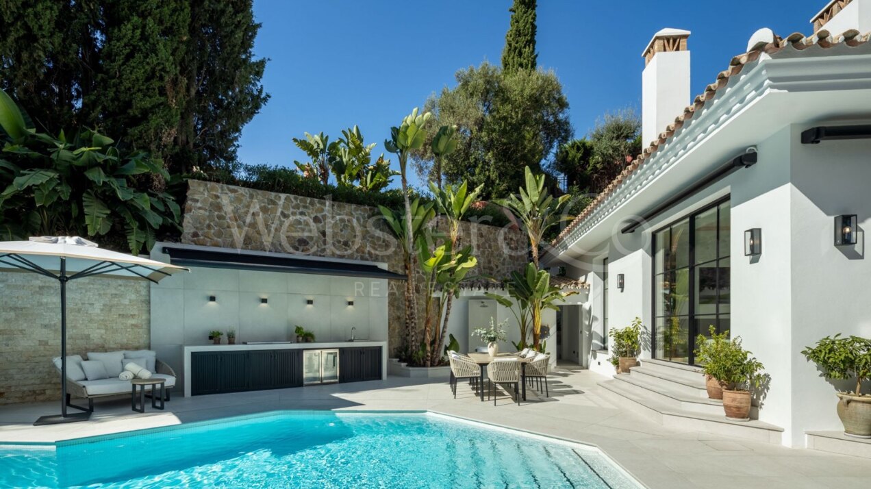 Villa Skyfall - Elegant Luxury in El Herrojo Alto