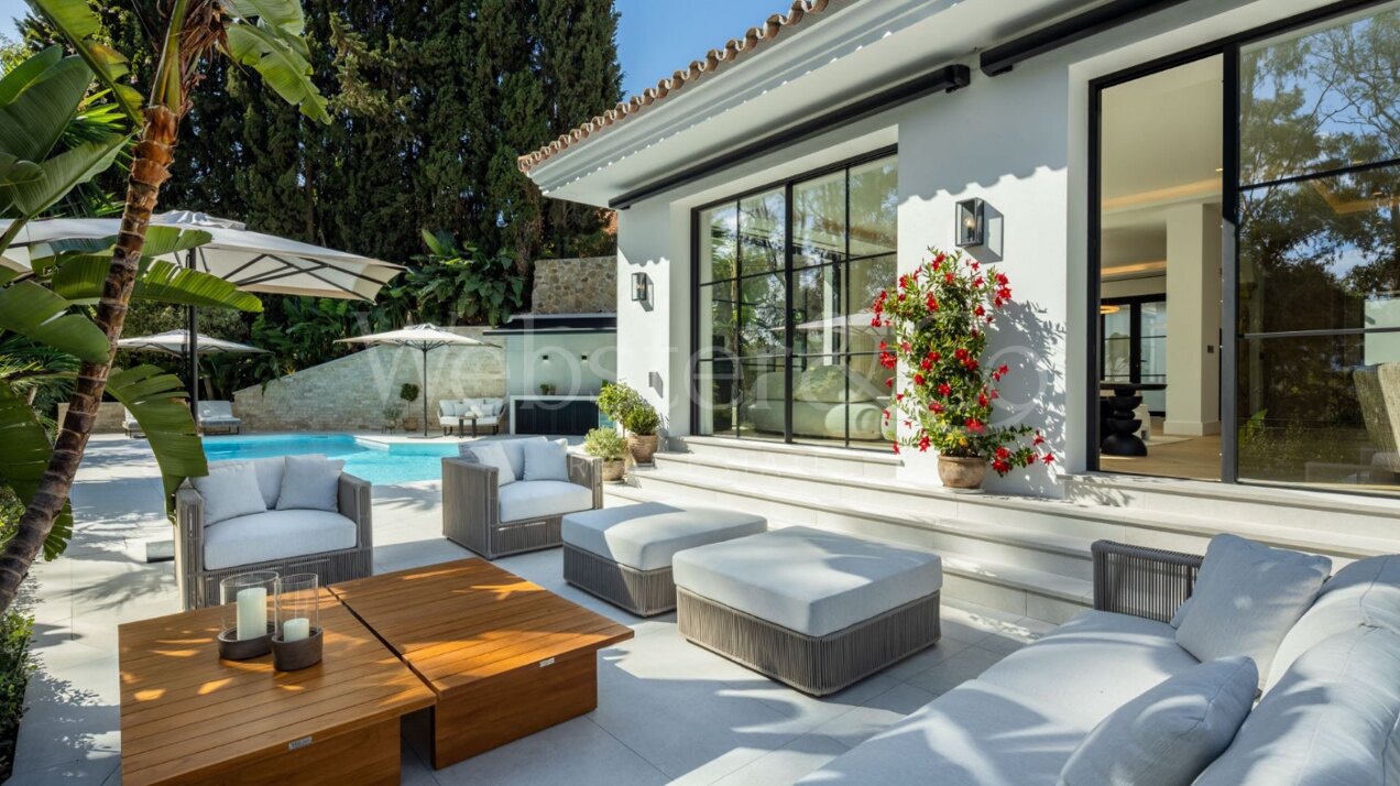 Villa Skyfall - Elegant Luxury in El Herrojo Alto