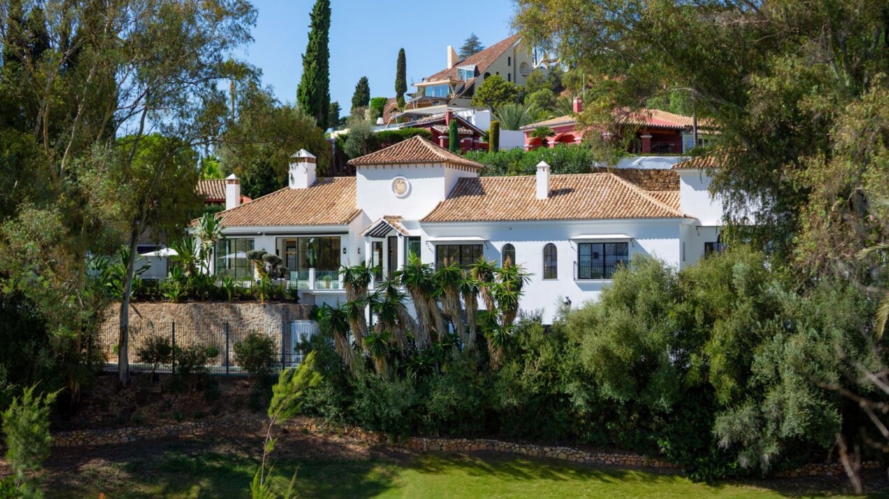 Villa Skyfall - Elegant Luxury in El Herrojo Alto