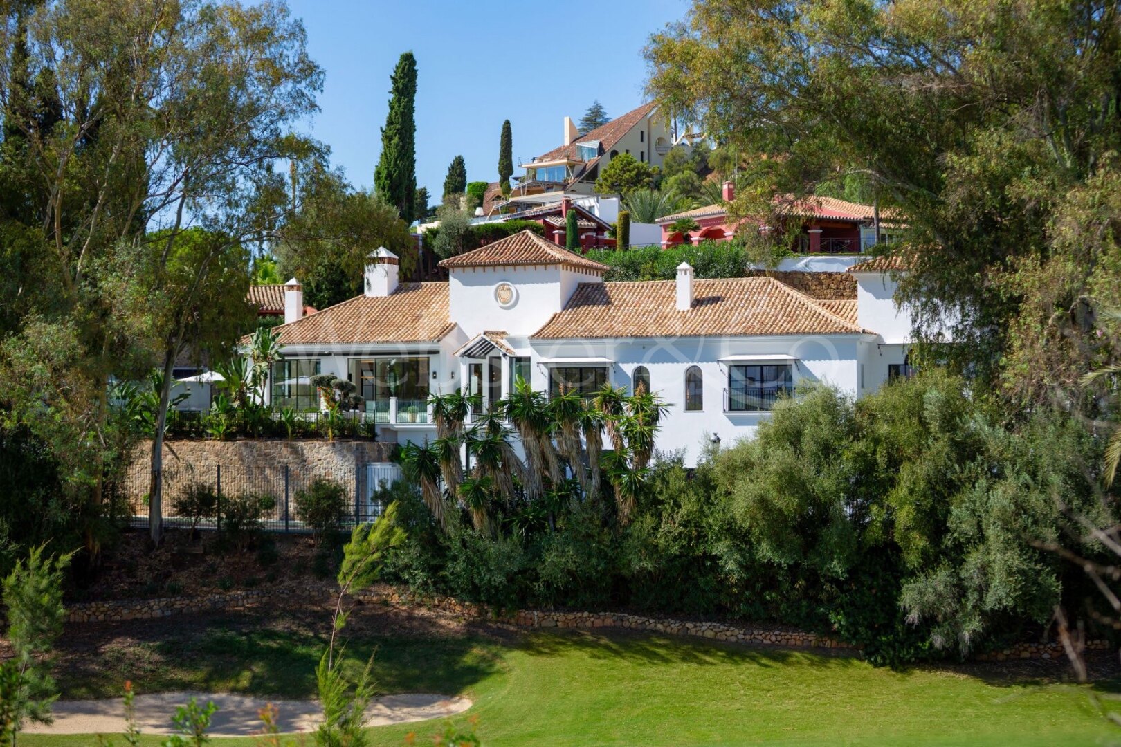 Villa Skyfall – Lujo y Elegancia en El Herrojo Alto