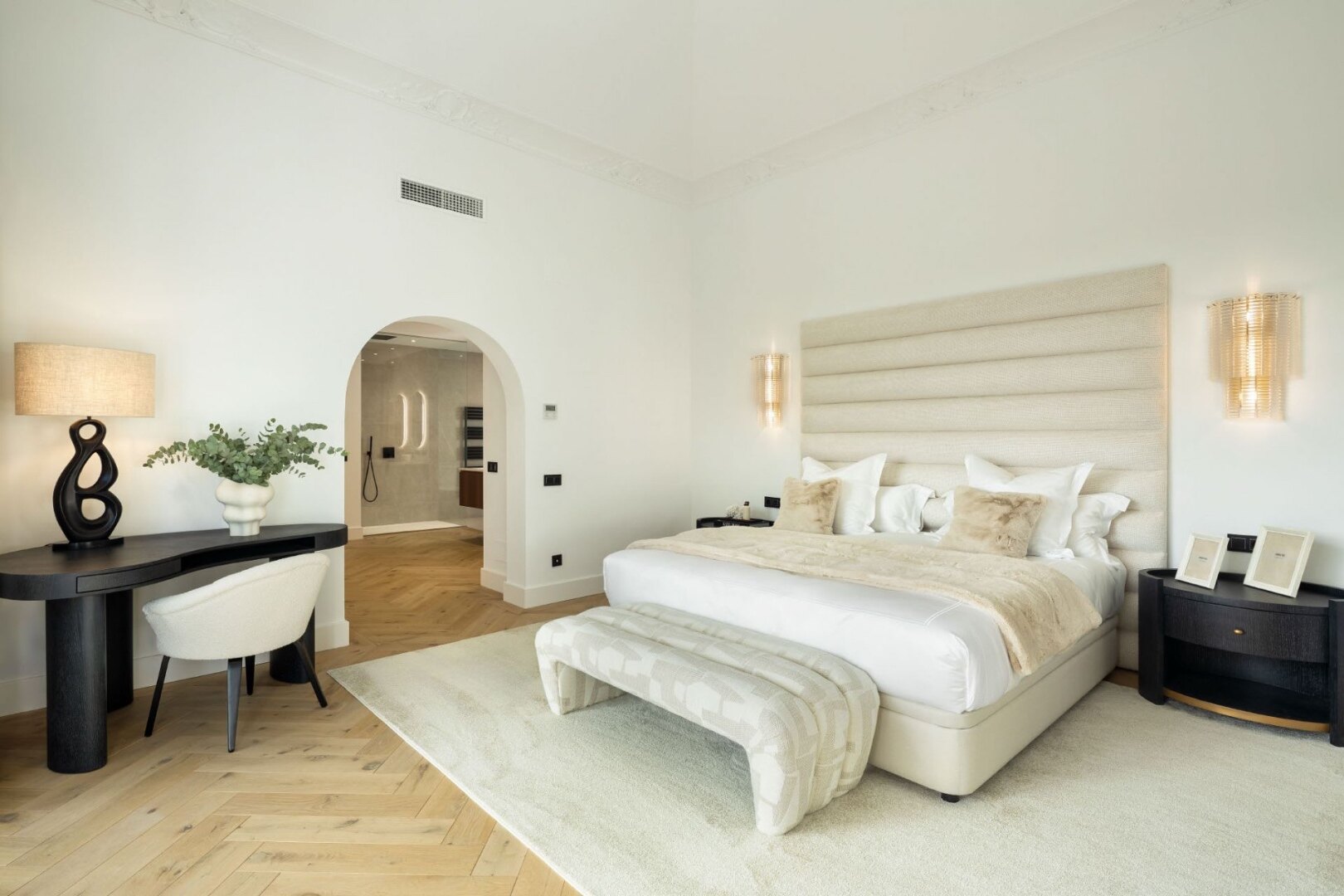 Villa Skyfall - Elegant Luxury in El Herrojo Alto