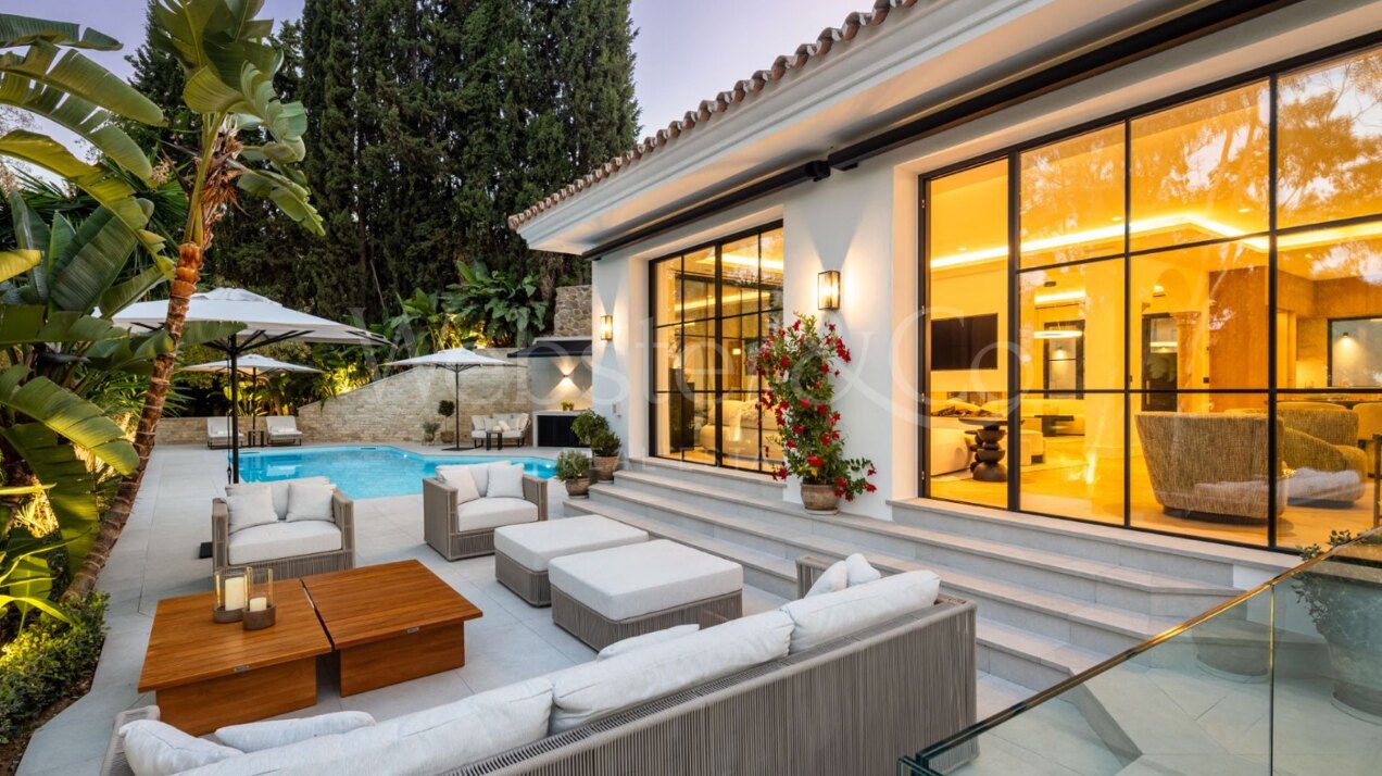 Villa Skyfall - Elegant Luxury in El Herrojo Alto