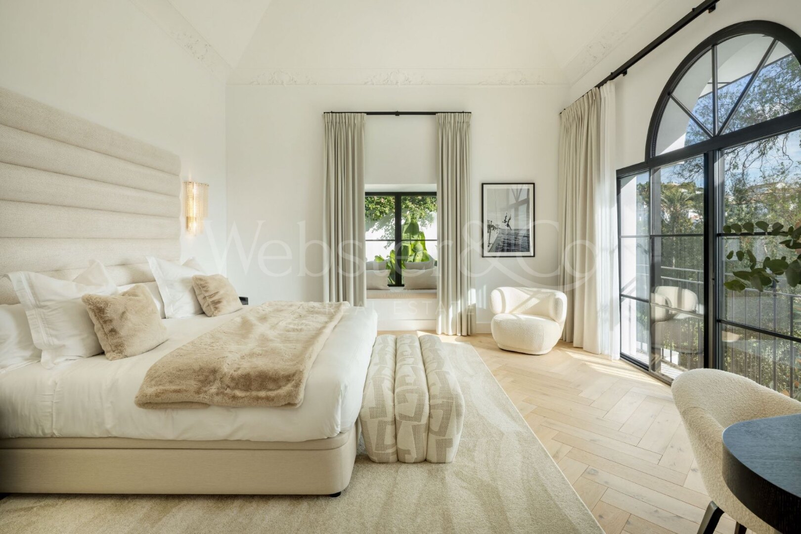 Villa Skyfall – Lujo y Elegancia en El Herrojo Alto