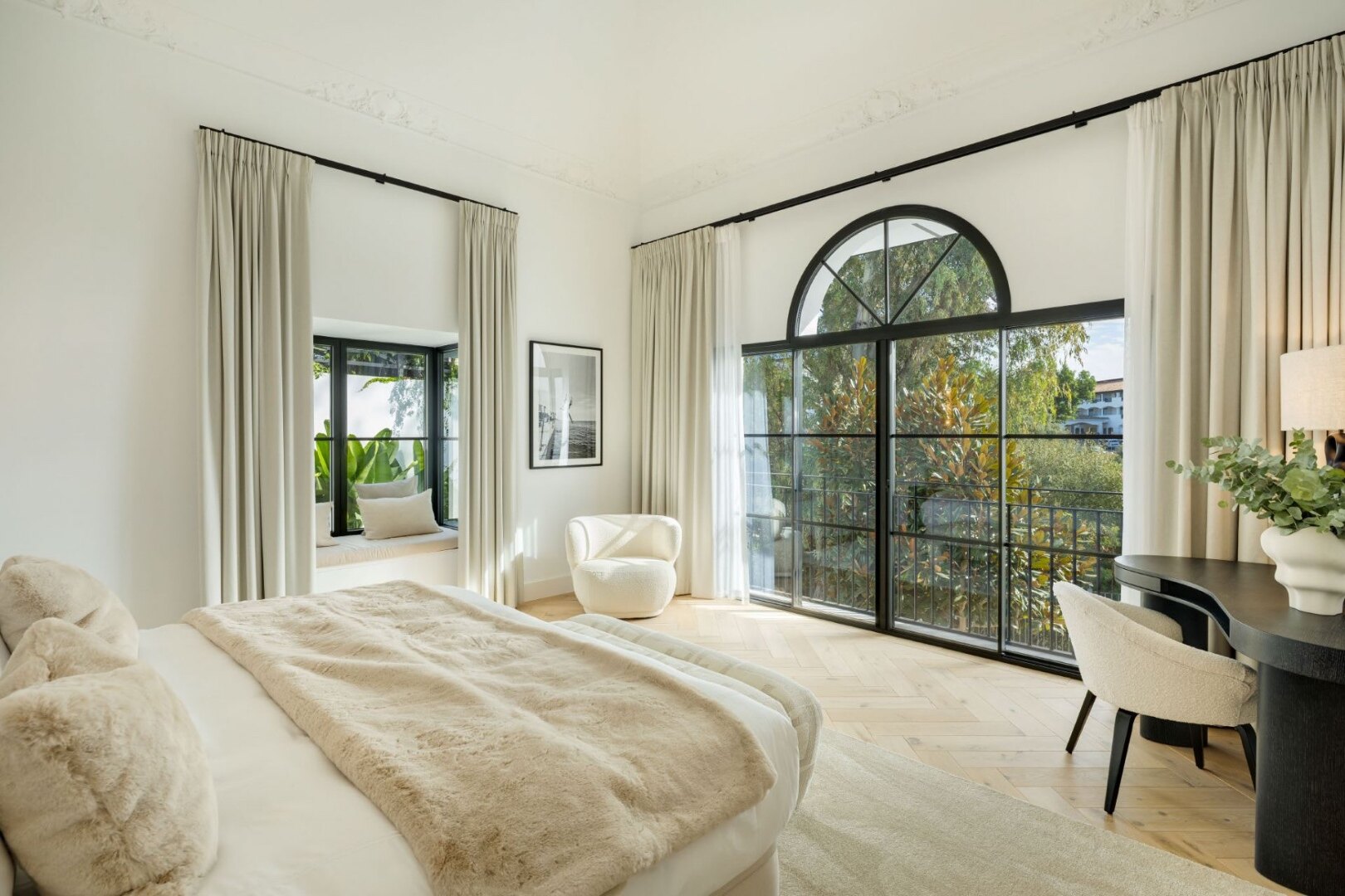 Villa Skyfall - Elegant Luxury in El Herrojo Alto