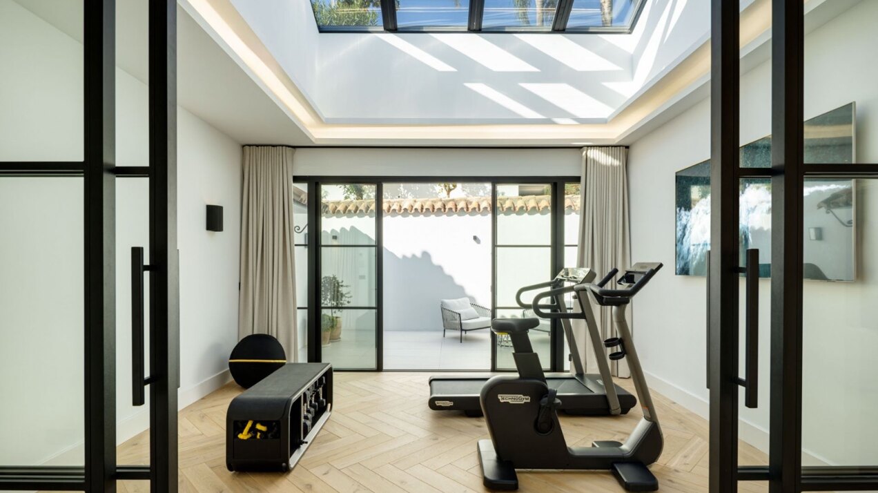 Villa Skyfall - Elegant Luxury in El Herrojo Alto