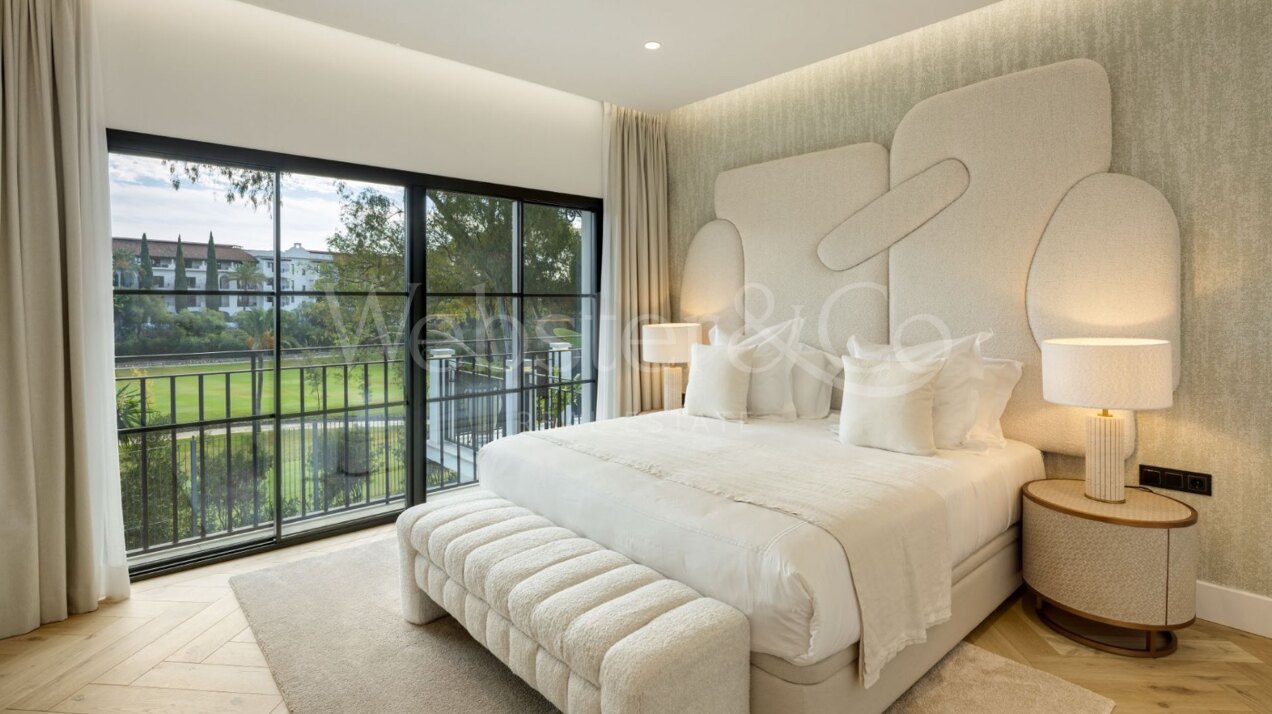 Villa Skyfall - Elegant Luxury in El Herrojo Alto