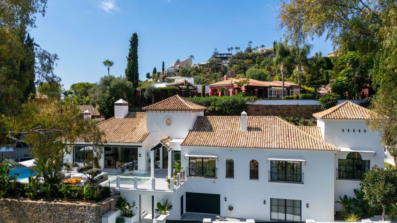 Villa Skyfall - Elegant Luxury in El Herrojo Alto