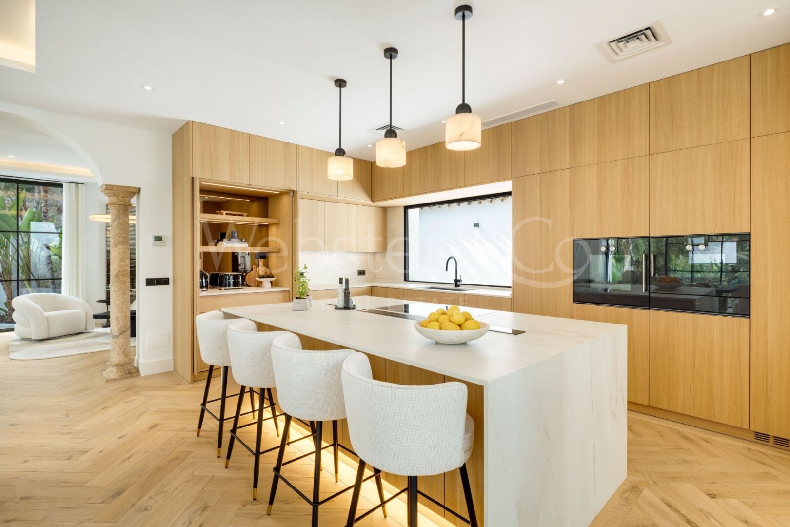 Villa Skyfall – Lujo y Elegancia en El Herrojo Alto