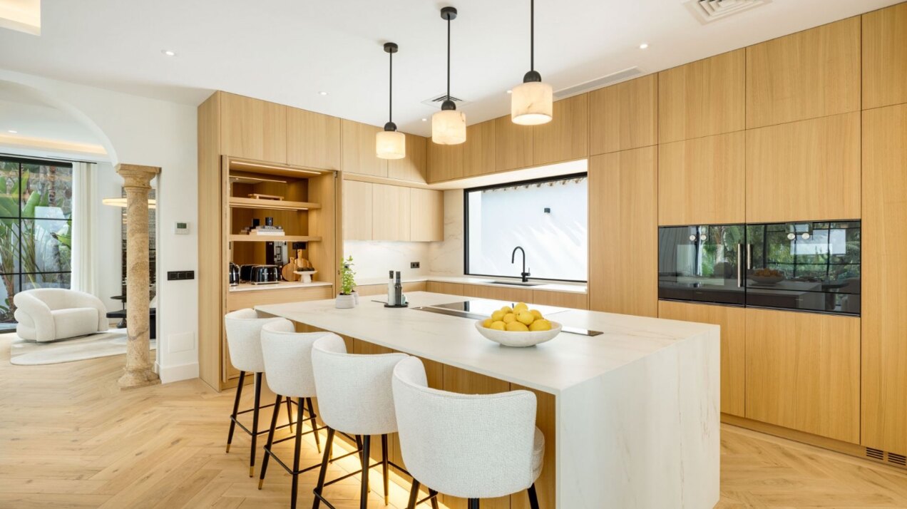 Villa Skyfall - Elegant Luxury in El Herrojo Alto