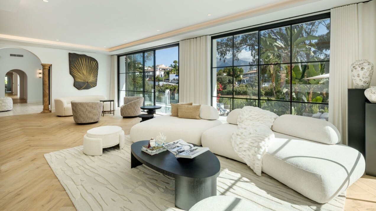 Villa Skyfall - Elegant Luxury in El Herrojo Alto